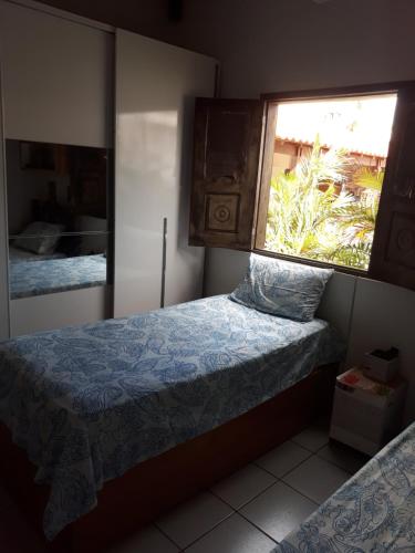 圣路易斯Casa perto da praia com piscina, churrasqueira em SLZ的一间小卧室,配有床和窗户