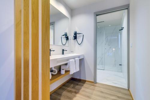波尔图room Select Porto的一间带水槽和淋浴的浴室