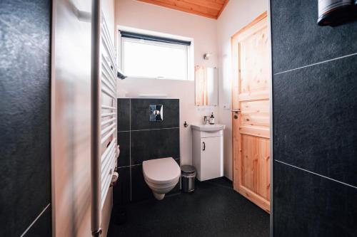 雷克霍特Blue View Cabin 1B With private hot tub的一间带卫生间和窗户的小浴室