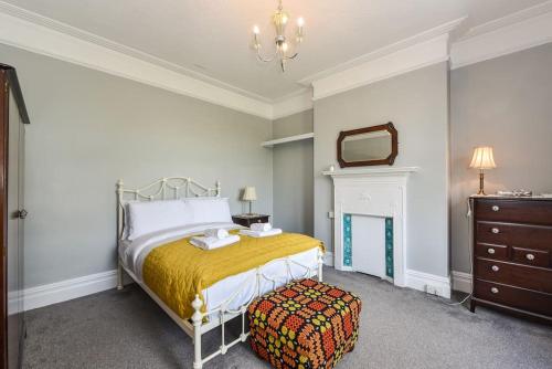 卡迪夫Traditional 3-Bed Property in Pontcanna with Parking的一间卧室配有一张床、梳妆台和镜子