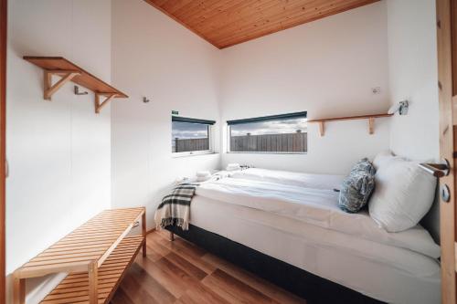 雷克霍特Blue View Cabin 3A With private hot tub的一间卧室设有一张大床和两个窗户。