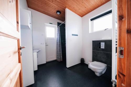 雷克霍特Blue View Cabin 3A With private hot tub的一间带卫生间和窗户的浴室