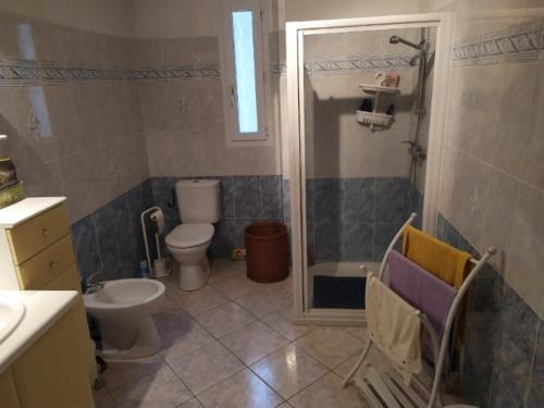 CasalabrivaBelle maison de charme ancien, vue mer et montagne的浴室配有卫生间、盥洗盆和淋浴。