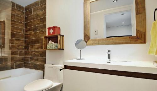 斯托纳姆Hameau 24#22 - Studio的一间带卫生间、水槽和镜子的浴室