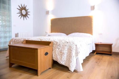 克鲁兹·德·特赫达埃尔雷富吉乡村酒店的一间卧室配有一张大床和木制床头板