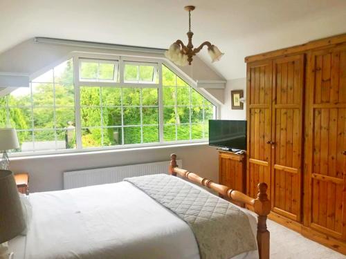 卡索曼Leabrook House的一间卧室设有一张床和一个大窗户