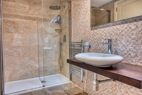 MġarrLuxury Penthouse Gozo的一间带水槽和淋浴的浴室