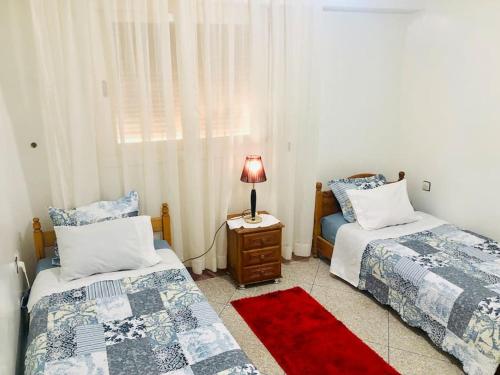 塞拉Dream Salé的一间卧室配有两张床和床头灯。