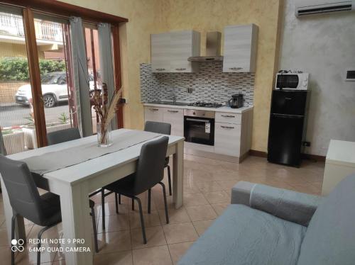 罗马Top Apartment Roma 2的厨房以及带桌椅的用餐室。