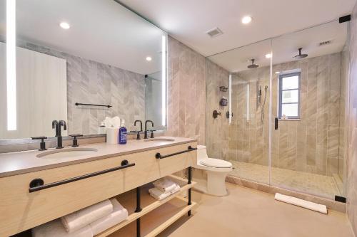 迈阿密海滩Hotel Greystone - Adults Only的浴室配有盥洗盆、卫生间和淋浴。