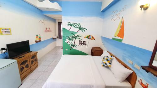 恒春古城琅峤雅舍民宿的一间卧室配有一张床和一台电视。