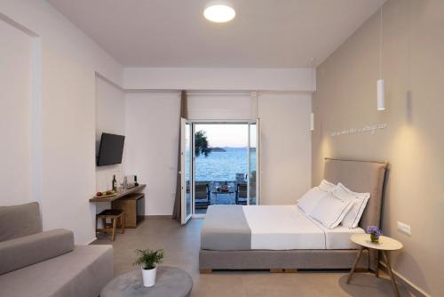 阿佐里姆诺斯Vivianna's View的一间卧室配有一张床,享有海景