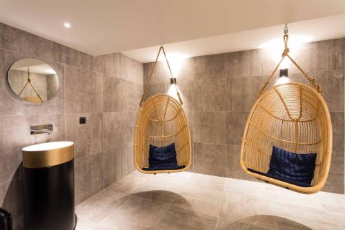 夏蒙尼-勃朗峰Modern 2BR 5* pool gym spa garage Mont-Blanc view的浴室设有3个挂篮