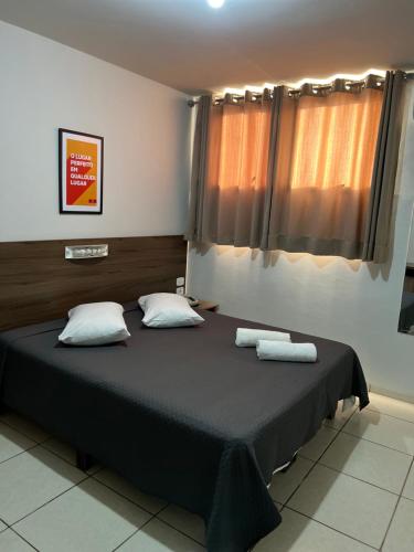 伊通比亚拉Hotel Castro的一间卧室配有一张大床和两个枕头