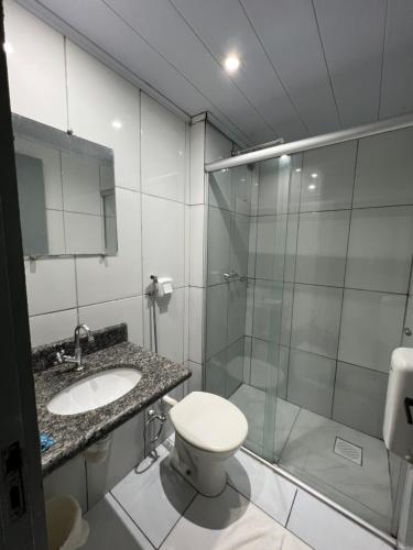 伊通比亚拉Hotel Castro的带淋浴、卫生间和盥洗盆的浴室