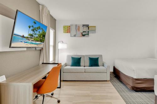 南帕诸岛Comfort Inn的酒店客房配有书桌、床和沙发。