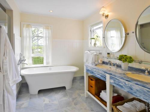 楠塔基特白象大酒店的带浴缸、水槽和镜子的浴室