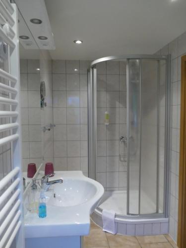 永斯多夫„Frische Quelle“ Jonsdorf的带淋浴和盥洗盆的白色浴室