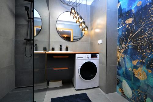 克拉科夫Aquapark with private garage by JoApart的一间带洗衣机和镜子的浴室