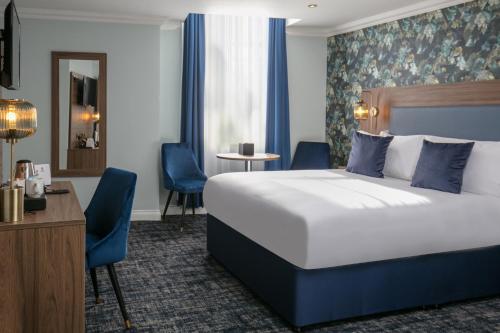 布莱克本Best Western Hotel 99的酒店客房,配有一张床、一张桌子和椅子