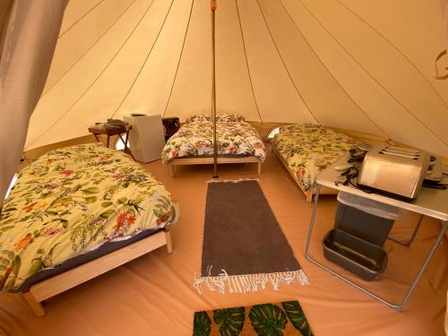 BredonThe Paddock的帐篷内带两张床的房间
