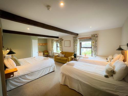 沙普New Ing Lodge的一间带两张床的卧室和一间客厅