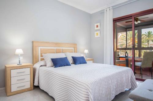 莫罗德哈布雷RELAX JANDIA的一间卧室配有一张带蓝色枕头的大床