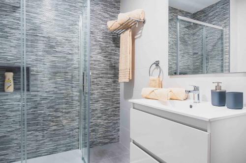 莫罗德哈布雷RELAX JANDIA的一间带玻璃淋浴和水槽的浴室