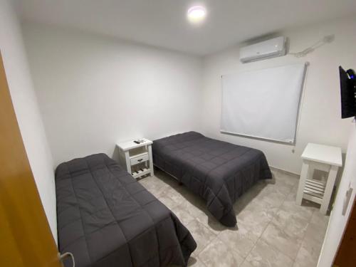 费德拉西翁Don Benja的卧室配有两张床、一个黑板和一个chalkoard