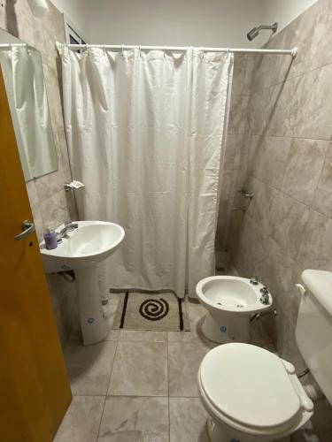 费德拉西翁Don Benja的浴室配有卫生间、盥洗盆和淋浴。
