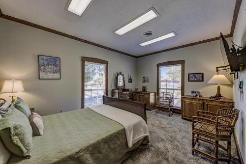 维克斯堡Halpino的卧室配有一张床、一张书桌和窗户。