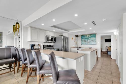 南帕诸岛Sea Vista的厨房以及带桌椅的用餐室。