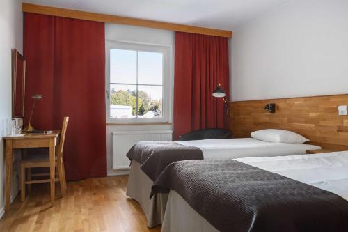 奥莫尔Sure Hotel by Best Western Dalhall的酒店客房设有两张床和窗户。