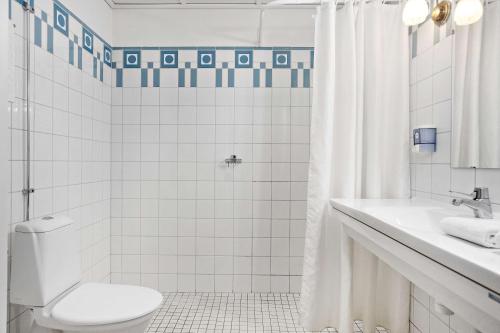奥莫尔Amals Stadshotell, Sure Hotel Collection by Best Western的白色的浴室设有卫生间和淋浴。