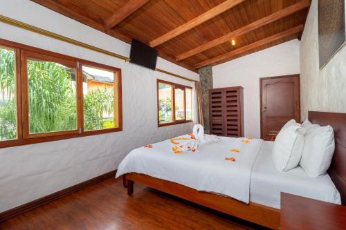 巴尼奥斯纳波利塔诺公寓酒店的一间卧室配有一张带白色床单和窗户的床。