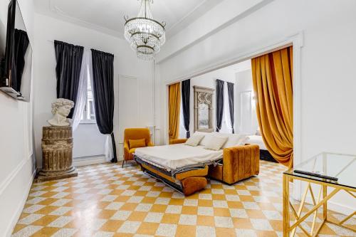罗马NEW!! SPAGNA Suite - Your Italian Holidays的一间卧室配有一张床、一张桌子和一台电视