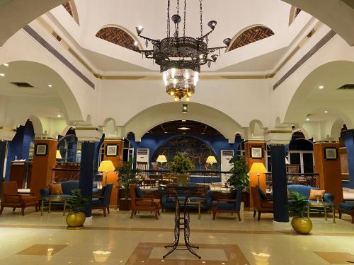 沙姆沙伊赫Aida Hotel Sharm El Sheikh的带有吊灯的酒店大堂
