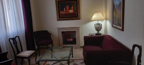 拉里奥哈HOSPEDAJE DEL PASEO的带沙发、椅子和壁炉的客厅
