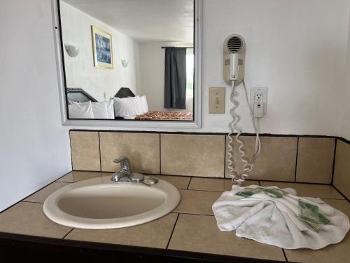 恩塞纳达港Hotel La Quinta Bonita的一间带水槽和烘干机的浴室