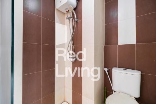 ParungmalelaRedLiving Apartemen at Saladdin - RAN的一间带卫生间和淋浴的浴室