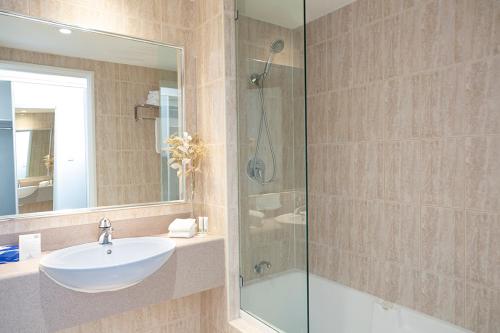 珀斯珀斯格蕾特南部酒店的一间带水槽和玻璃淋浴的浴室