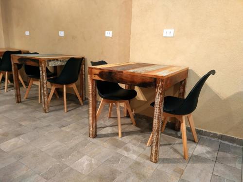 圣保罗Soul Hostel Av Paulista Bela Vista 2的两个木桌和椅子