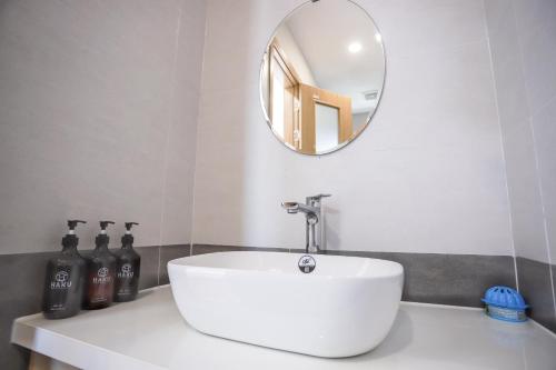 归仁HAKU Boutique Hotel Quy Nhơn的浴室设有白色水槽和镜子
