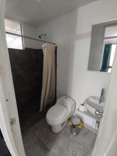 卡哈马卡Estancia 311 Backpackers的白色的浴室设有卫生间和水槽。