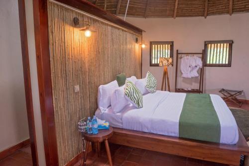 AruaTilenga Safari Lodge的一间卧室,卧室内配有一张大床