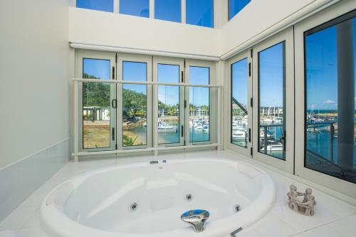 耐莉湾海滨磁力海港公寓式酒店的窗户客房内的白色大浴缸