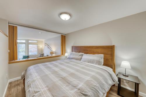 沃伦Village Gate Unit 209的一间卧室设有一张大床和一个窗户。