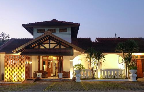 日惹Rumah Mertua Heritage的一座大房子,有一座建筑