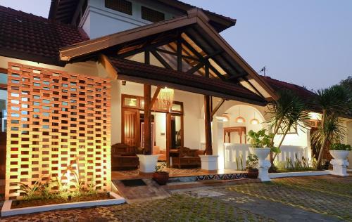 日惹Rumah Mertua Heritage的庭院和房屋度假屋