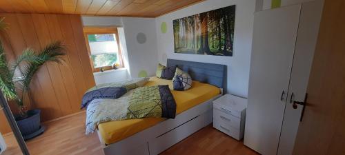 施卢赫湖Ferienwohnung Seelust的一间小房间的卧室,配有一张床铺